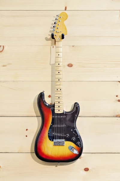 Akustisk gitarr med etikett på träfibrerna vägg — Stockfoto