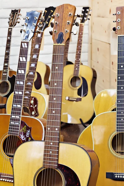 Гітари в музичному магазині — стокове фото