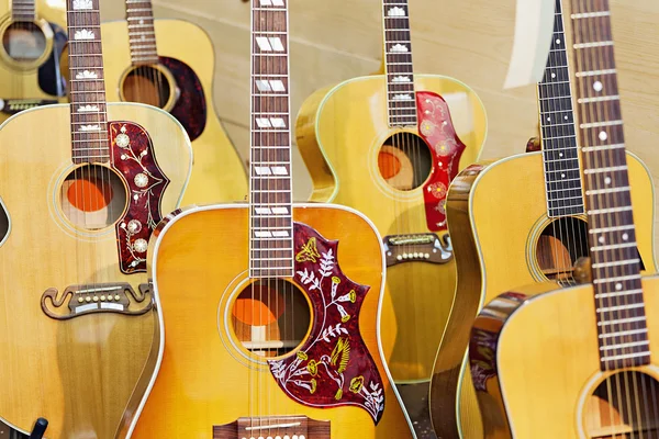 Kolekce elektrické kytary v obchodě s hudbou — Stock fotografie