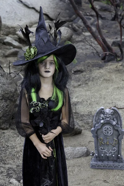 Portrét mladé dívky, dobových kostýmech jako čarodějnice — Stock fotografie