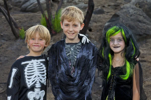Retrato de tres amigos disfrazados de Halloween —  Fotos de Stock