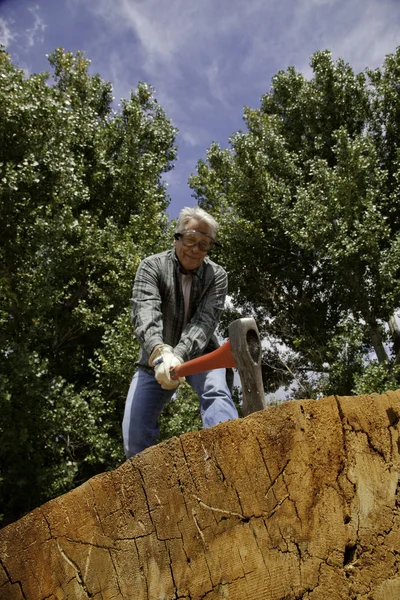 Visão de baixo ângulo do homem cortando madeira — Fotografia de Stock