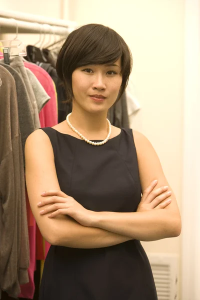 Kollarını çapraz duran kendine güvenen Asya moda tasarımcısı portresi — Stok fotoğraf