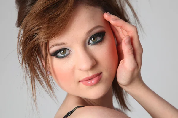 Renkli arka plan üzerinde poz güzel genç kadın portresi — Stok fotoğraf
