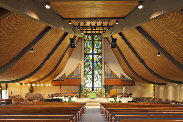 Interior de uma igreja vazia — Fotografia de Stock