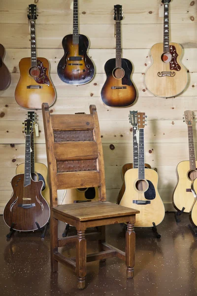 Guitarras elétricas com cadeira na sala — Fotografia de Stock