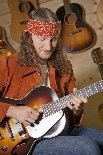 Homem tocando guitarra elétrica — Fotografia de Stock