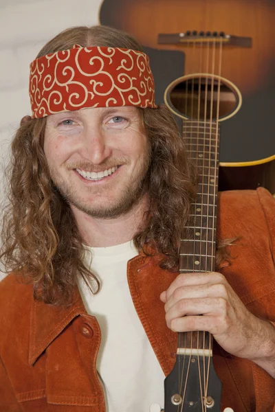 Портрет улыбающегося мужчины среднего возраста с гитарой — стоковое фото