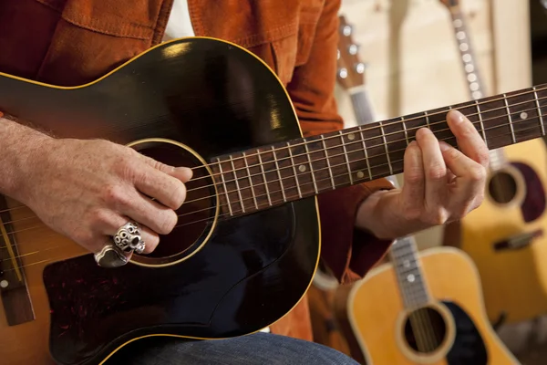 Gitar ile pratik adamın gövde Close-Up — Stok fotoğraf