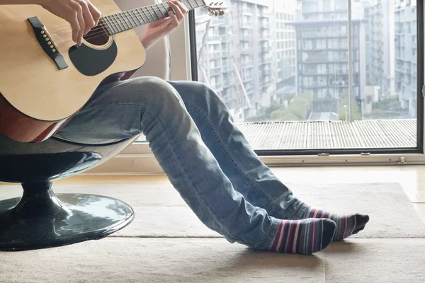 Lage sectie van man gitaarspelen — Stockfoto