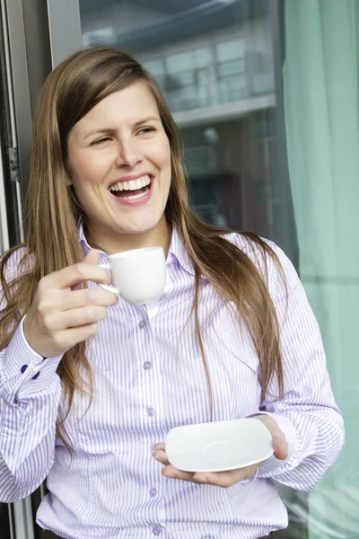 Mujer feliz sosteniendo una taza de café y mirando hacia otro lado —  Fotos de Stock
