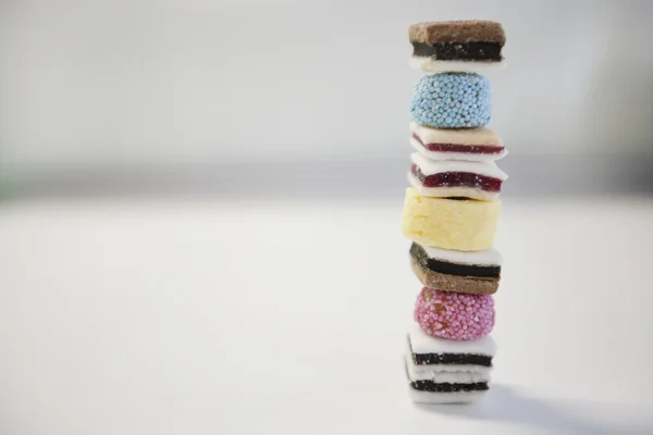 Pilha de doces de alcaçuz no fundo branco — Fotografia de Stock