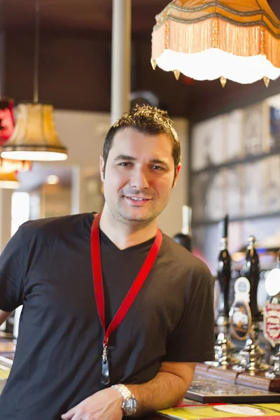 Portret van glimlachen pub manager — Stockfoto