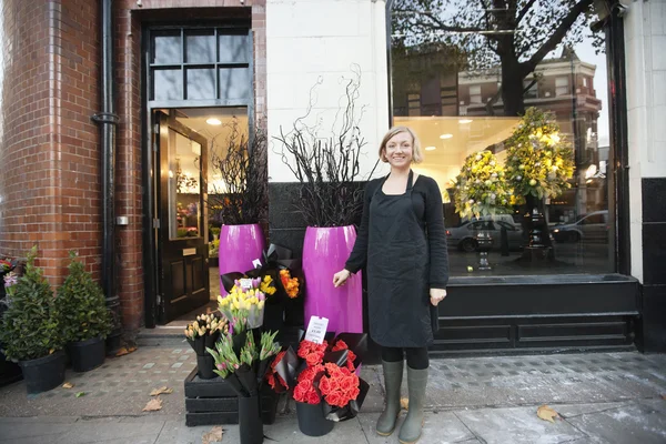 Onun dükkânın önünde duran çiçekçi portresi — Stok fotoğraf