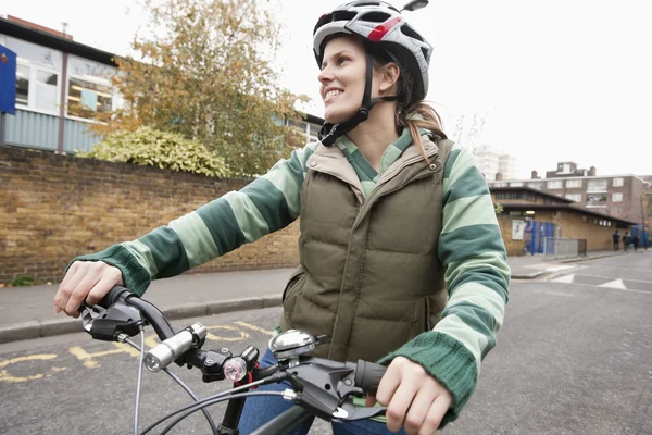 Junge Frau mit Fahrrad auf der Straße — Stockfoto