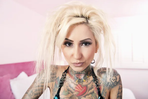 Retrato de mujer tatuada con estilo — Foto de Stock