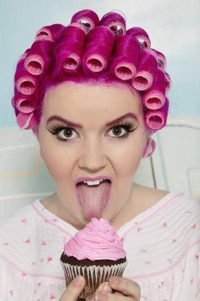 カップケーキを舐めている若い女性の肖像画 — ストック写真