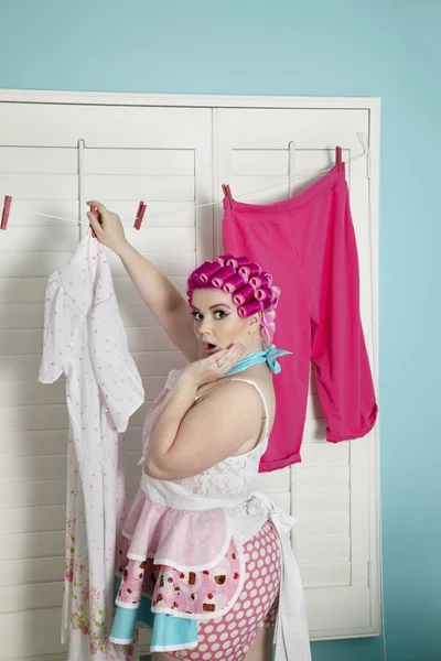 Portret van een geschokt plus-size vrouw kleren drogen — Stockfoto