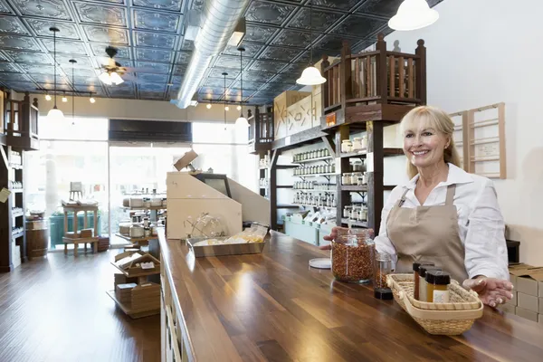 De eigenaar van de winkel van het kruid — Stockfoto