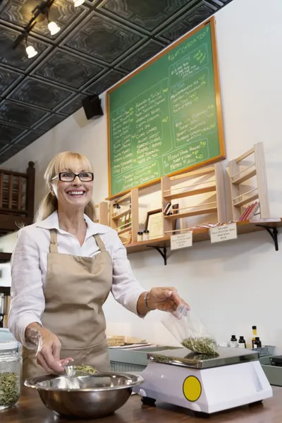 De eigenaar van de winkel van de Senior spice — Stockfoto