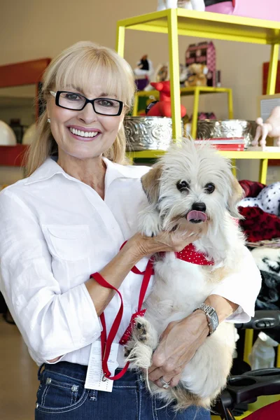 Portret van huisdier winkeleigenaar uitvoering hond — Stockfoto