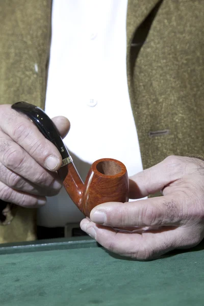 Close-up view of owner holding tobacco pipe — Stock Photo, Image