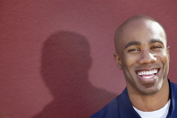 Portret van een vrolijke Afro-Amerikaanse man over gekleurde achtergrond — Stockfoto