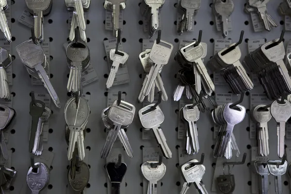 Schlüssel hängen an Haken im Geschäft — Stockfoto