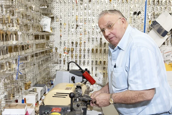 Senior slotenmaker in ijzerhandel — Stockfoto
