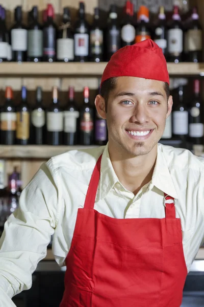 Mutlu, yakışıklı, genç bir barmen portresi — Stok fotoğraf