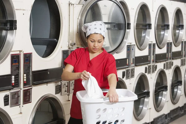 Empleada que lleva cesta de lavandería — Foto de Stock