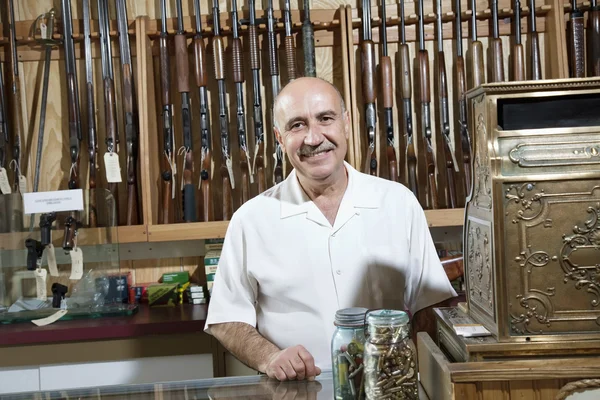 Portret starsze kupca w sklepie broń — Zdjęcie stockowe