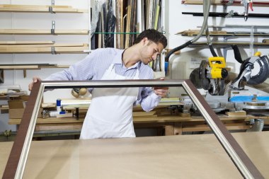 resim çerçevesi arayan genç ustası