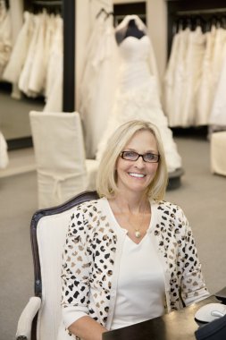 Gelin mağaza sandalyede oturan mutlu bir kadın portresi