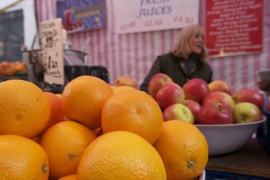 pazarda elma yığını ile taze turuncu yakın çekim