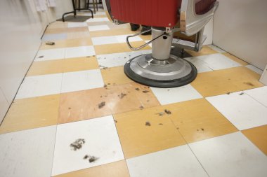 boş bir berbere kat kesilmiş saç ile