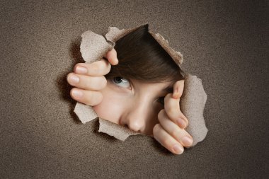 yırtık beyaz kağıt deliğinden dikizlerken Ortadoğu genç kadın