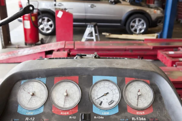 Close-up van een manometer hoist in garage — Stockfoto