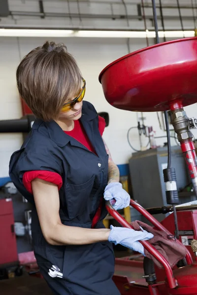 对焊接设备工作的年轻女性机械师 — 图库照片
