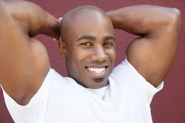 Porträt eines jungen, körperlich fitten afrikanisch-amerikanischen Mannes mit den Händen hinter dem Kopf — Stockfoto