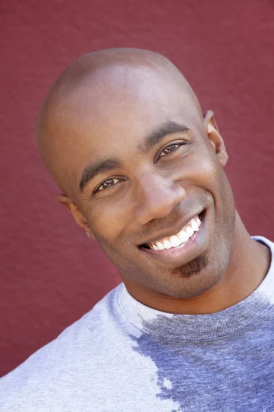 Close-up retrato de um homem afro-americano sobre fundo colorido — Fotografia de Stock