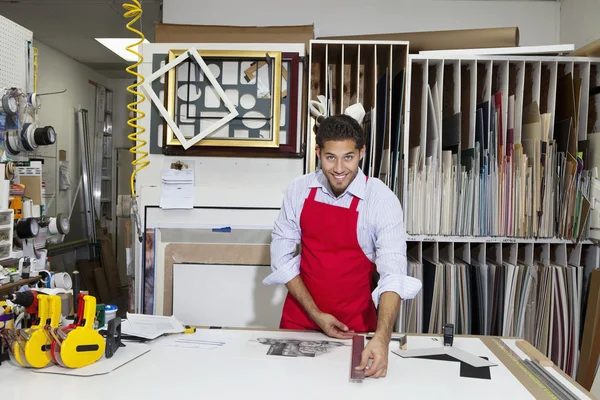 Портрет счастливого квалифицированного рабочего с измерительной палкой в мастерской — стоковое фото