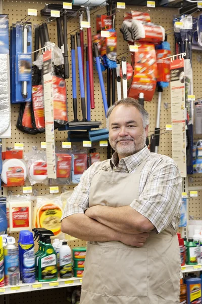 Porträt einer selbstbewussten, reifen Verkäuferin mit verschränkten Armen im Baumarkt — Stockfoto