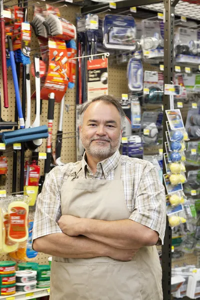 Porträtt av en säker mogna lagra kontorist med armar korsade i hårdvara shop — Stockfoto