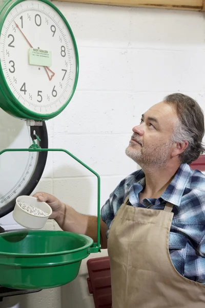 Mature man with weight scale — Stock Photo, Image