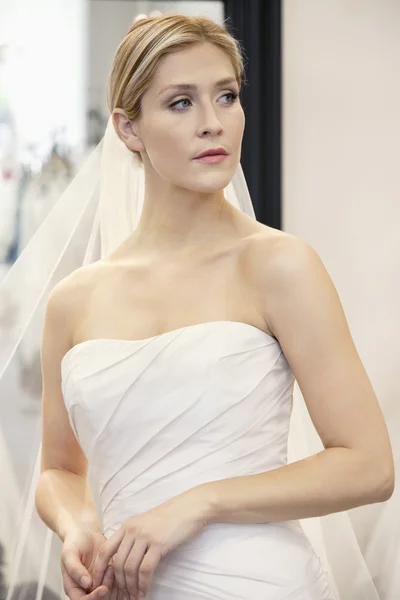 Mooie jonge vrouw gekleed in trouwjurk op zoek weg — Stockfoto