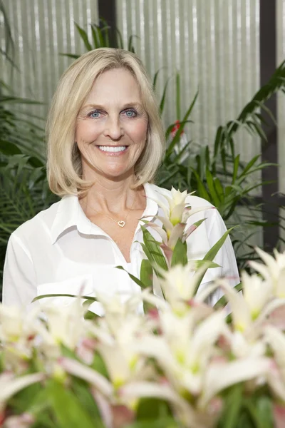 Portrait of senior woman in greenhouse — Stock Photo, Image