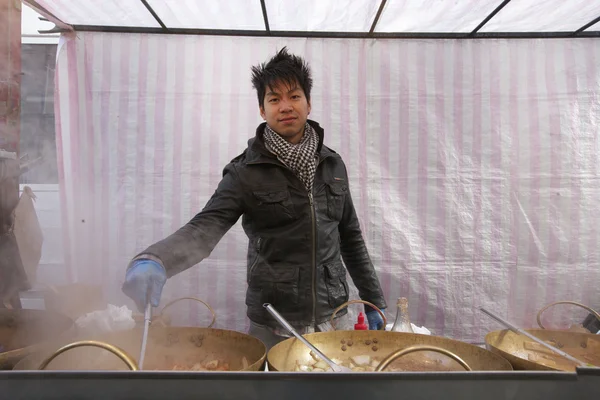 Retrato de um jovem asiático cozinhando na banca de comida de rua — Fotografia de Stock