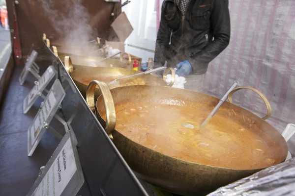 Міделю юнак приготування їжі тайський харчування в вулиця stall — стокове фото