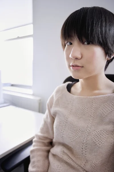 Porträt einer asiatischen Frau auf Stuhl — Stockfoto